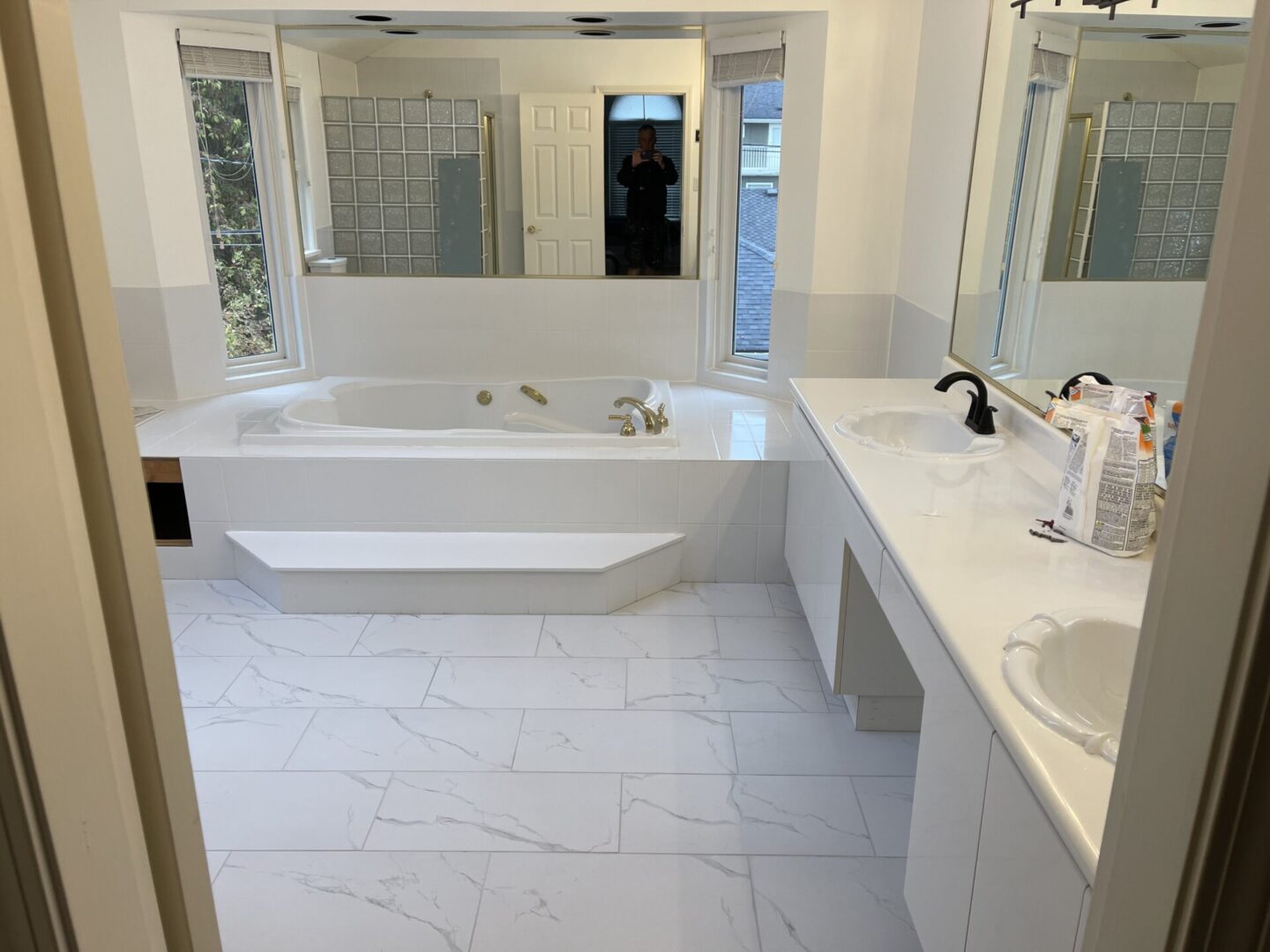 A picture of white interior bath tub